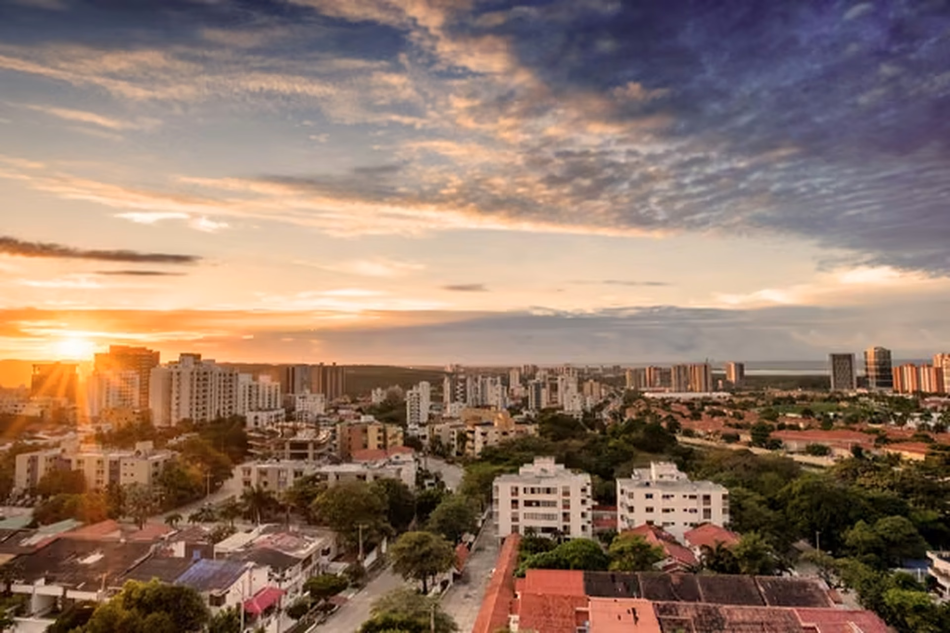 Atardecer sobre el skyline de Barranquilla, sede de Since Marketing en el Caribe colombiano