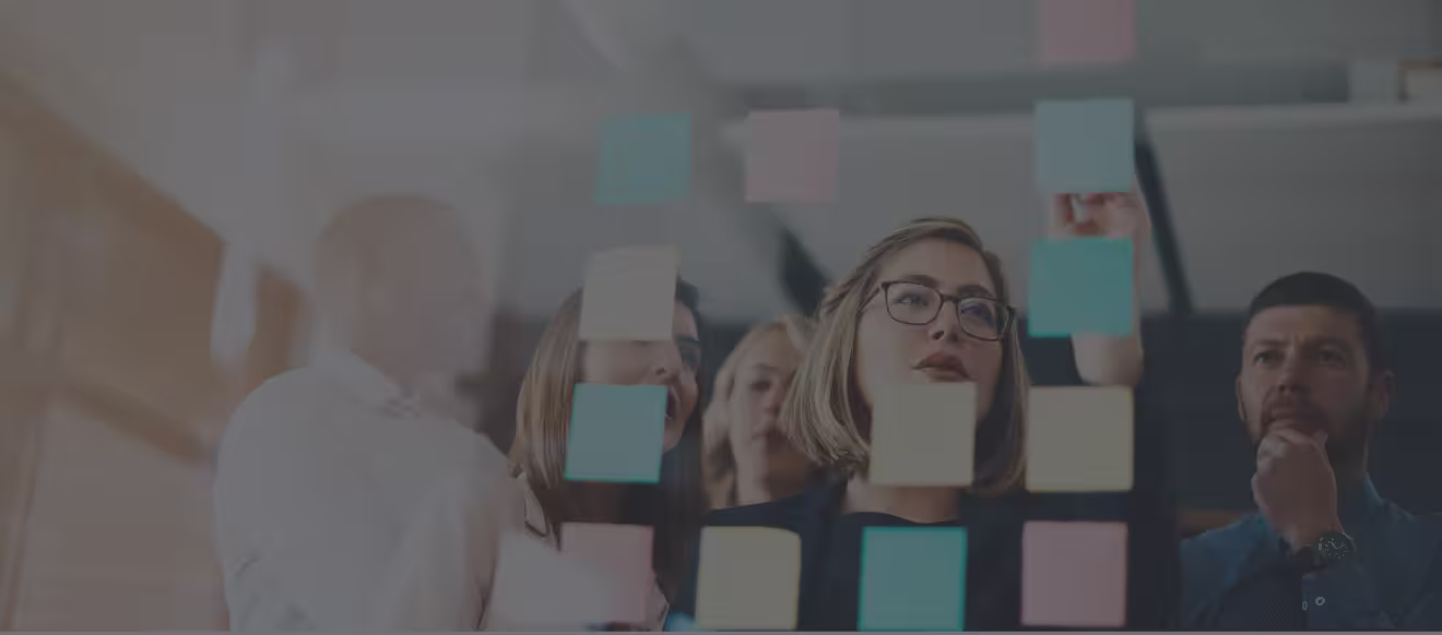 Equipo de Since Marketing trabajando la estrategia digital de un proyecto inmobiliario