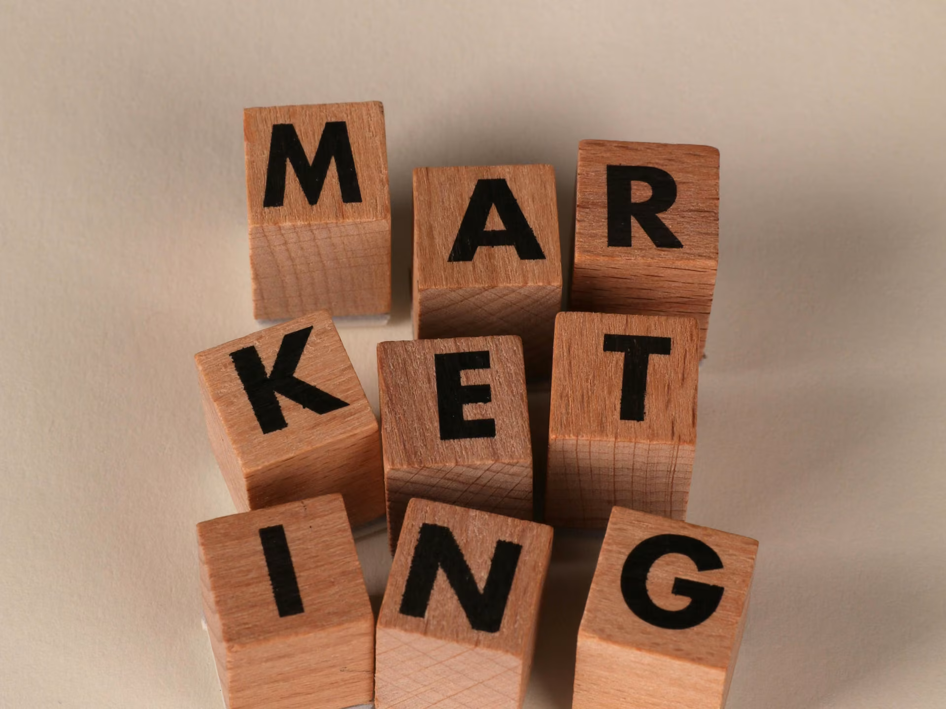 Qué es la regla 3-3-3 en marketing guía práctica para empresas colombianas